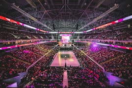 NBA季后赛专题封面：篮球巨星激战，季后赛火热进行